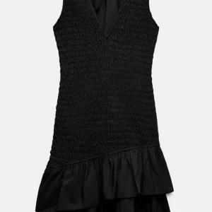 Svart klänning  - Snygg svart klänning med v-ringning och volang. Den är helt ny med lappen kvar och är slut på hemsidan.