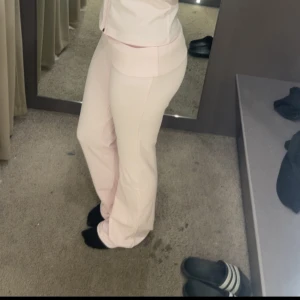 Ljusrosa byxor - Snygga ljusrosa byxor,super sköna. Oanvända från Nelly