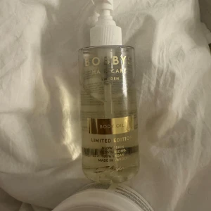 Body Oil från Bobby's Hair Care - Limited edition body oil från Bobby's Hair Care Sweden. Kroppsolja som ger glow och återfuktning till huden. Luktar jättegott! Har använt den några gånger men det är mycket kvar.