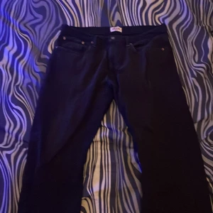 Svarta jeansbyxor från Grant - Riktigt bra Grant jeans svarta riktigt sköna jeans sitter perfekt knappt använda 