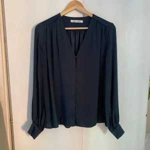 Blus - Mörkblå blus ifrån Samsøe Samsøe. Storlek S, men är oversized så skulle säga att den egentligen är storlek L.  Skönt material. 