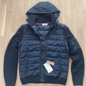 Pier One Cardigan - En pier one cardigan i perfekt skick. Aldrig använd utomhus och taggsen sitter fortfarande på! Köptes från Zalando men var fel storlek för mig och hann aldrig skicka tillbaka. Perfekt nu för våren och slutet av vintern inte för varm och inte heller för kall! Perfekt skick passar dig med S perfekt!