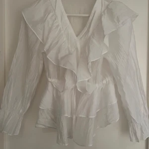 volangblus - jättefin volangblus i storlek xs