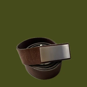 Läderbälte från French Connections - Skit fet läder bälte från French Connections. Inga skador på den och är i bra skick. Den är 32 tum lång. Skriv vid frågor!