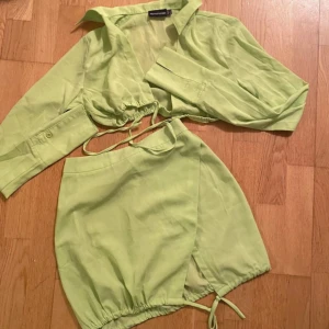 Ljusgrön kjol och topp från PrettyLittleThing - Trendig ljusgrön kjol och topp från PrettyLittleThing. 