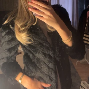 Svart pälsjacka i mink - Säljer en elegant svart pälsjacka i mink. Perfekt för att hålla sig varm och stilren under kyliga dagar. Jackan har en lyxig känsla och passar bra till olika tillfällen. Står M i jackan men skulle säga att den är liten i storleken🤍