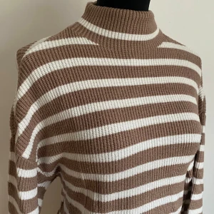 Randig stickad tröja - Oanvänd och i mycket fint skick, mjuk och varm, vida långa ärmar och hög hals. Passar som XS och S 💕