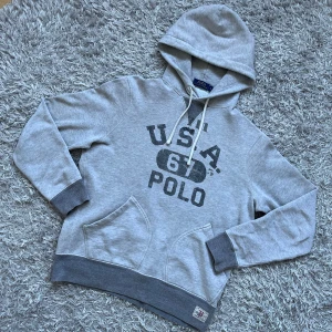 Ralph Lauren hoodie  - Säljer denna otroligt feta Raffe hoodien! | Utmärkt skick finns inga direkt tecken på användning! | Storlek S. | Ställ gärna frågor innan du köper!