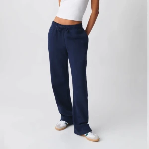 Mörkblå mjukisbyxor - Snygga och bekväma mörkblå mjukisbyxor gröna Gina tricot🥰 sparsamt använda och har där med inga defekter 🥰