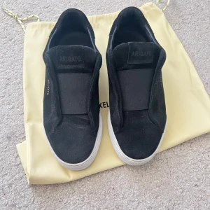  Axel Arigato skor  - dom är i jättebra skick endast lite smutsiga som såklart går att få bort, har inte kunnat använda mycket då de inte är min storlek❤️pris kan diskuteras 