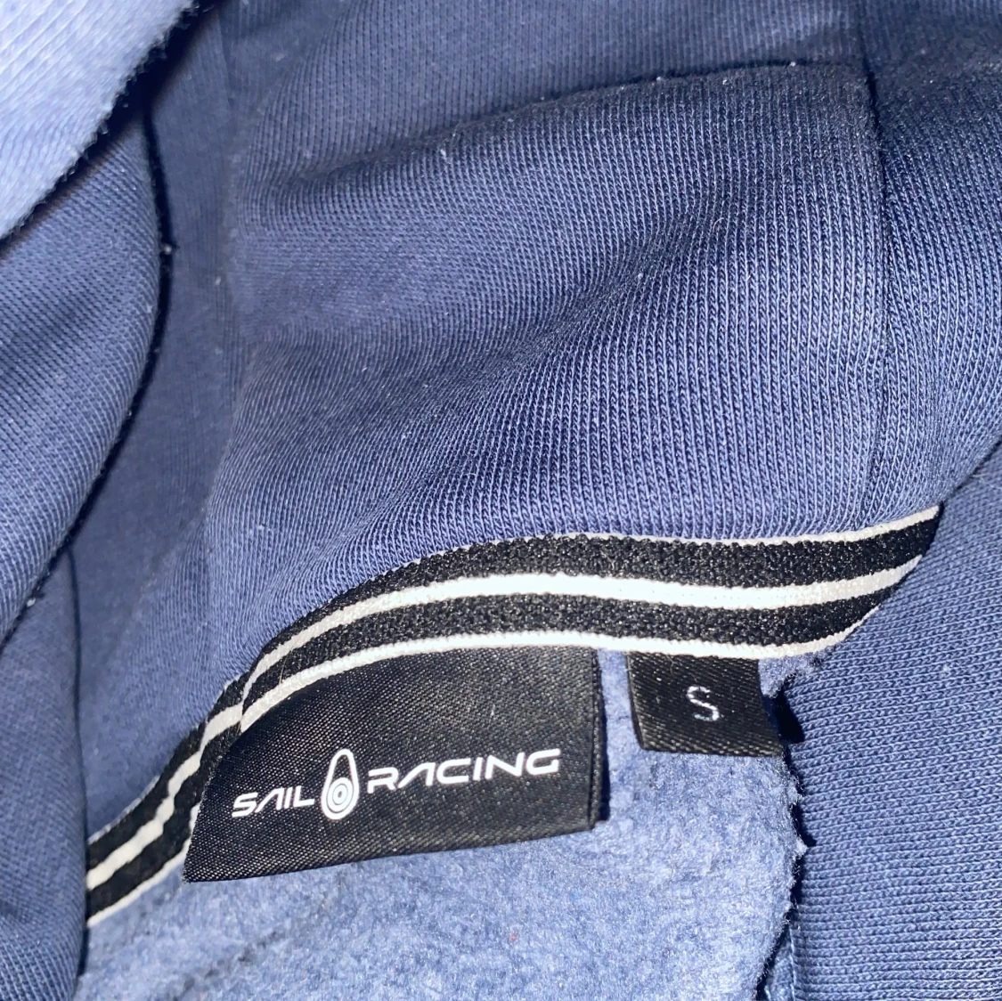 Mörkblå hoodie från Sail Racing - 2