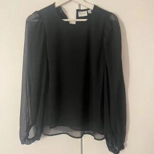 Blus - Svart fin blus nyskick! Från vila. Knapp baktill☺️