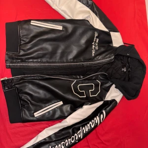 Varsity jacket från FSBN - Svart & vit bomberjacka med silver dragskedja