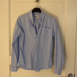 Ljusblå skjorta från D.M.D - Säljer en stilren ljusblå skjorta från D.M.D by denim   . Säljer eftersom jag växt ur den. Det är i bra skick utan fläckar eller hål. 