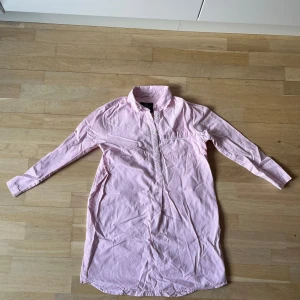 Rosa och vit randig pijamas från lexington - Snygg rosa och vit randig skjorta med långa ärmar och knappar framtill. Perfekt för en stilren look.