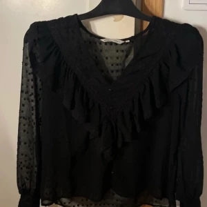 Svart blus genomskinlig  - Söt svart blus, kommer tyvärr inte till användning men ett jätte bra skick