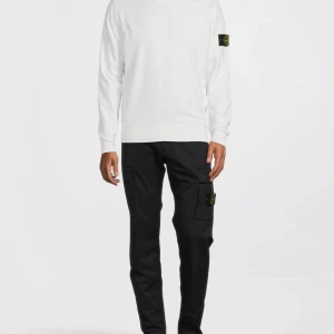 Stone Island Swearshirt - Hej! Säljer nu min Stone island sweatshirt då jag inte använder den längre. (Lånade bilder, kan skickas äkta vid seriöst intresse) Den är använd men i bra skick. Skickar med en extra badge vid krångelfri affär. Mvh Arvid 