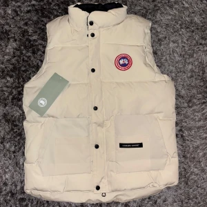 Canada goose väst - Helt ny oanvänd canada goose väst, perfekt inför våren samt kall sommardag. Storlek S men passar även storlek M