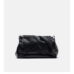 Svart axelväska med kedjedetalj - Snygg svart axelväska i skinn med en kedja från Zara, nyskick och superfin & även praktisk då de finns 3 stora fack 🥰