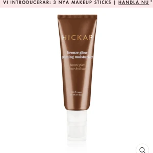 Bronze Glow Priming Moisturizer från Hickap - Bronze Glow Priming Moisturizer från Hickap är en återfuktande primer som ger en solkysst lyster. Perfekt för alla hudtyper och 100% vegansk. Kommer i en praktisk tub för enkel applicering. Fick den som en våva så säljer därför för halv priset alltså 150. Inte öppnad eller testad då ja har en likadan redan. 