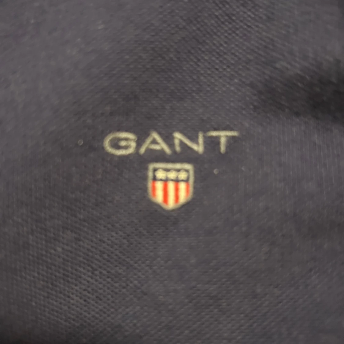 Mörkblå pikétröja från GANT - 1