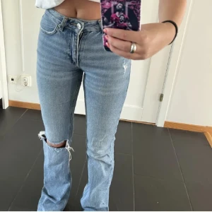 Jeans med hål - Jättefina och ser ut helt som nya. Säljer pga att de inte passade mig, jeansen på bilden är i samma modell men i en annan storlek än de jag säljer ❤️