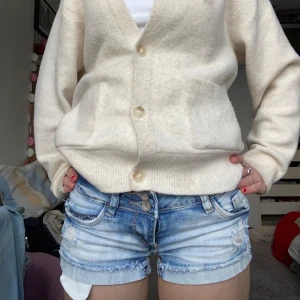 Blå jeansshorts - Snygga lågmidjade blå jeansshorts från Tally Weijl med slitna detaljer och perfekta för sommaren. Säljer eftersom att de är lite för små. Använda ca 5 gånger. Storlek 32 men skulle säga att de är XS.Hör av dig om du har några frågor. Pris kan diskuteras vid snabbt köp!🥰❤️