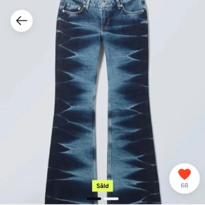Mönstrade bootcut jeans - Snygga bootcut jeans med unikt mönster i blått och svart. De har en låg midja och klassisk femficksdesign. Perfekta för att ge en cool touch till din outfit.