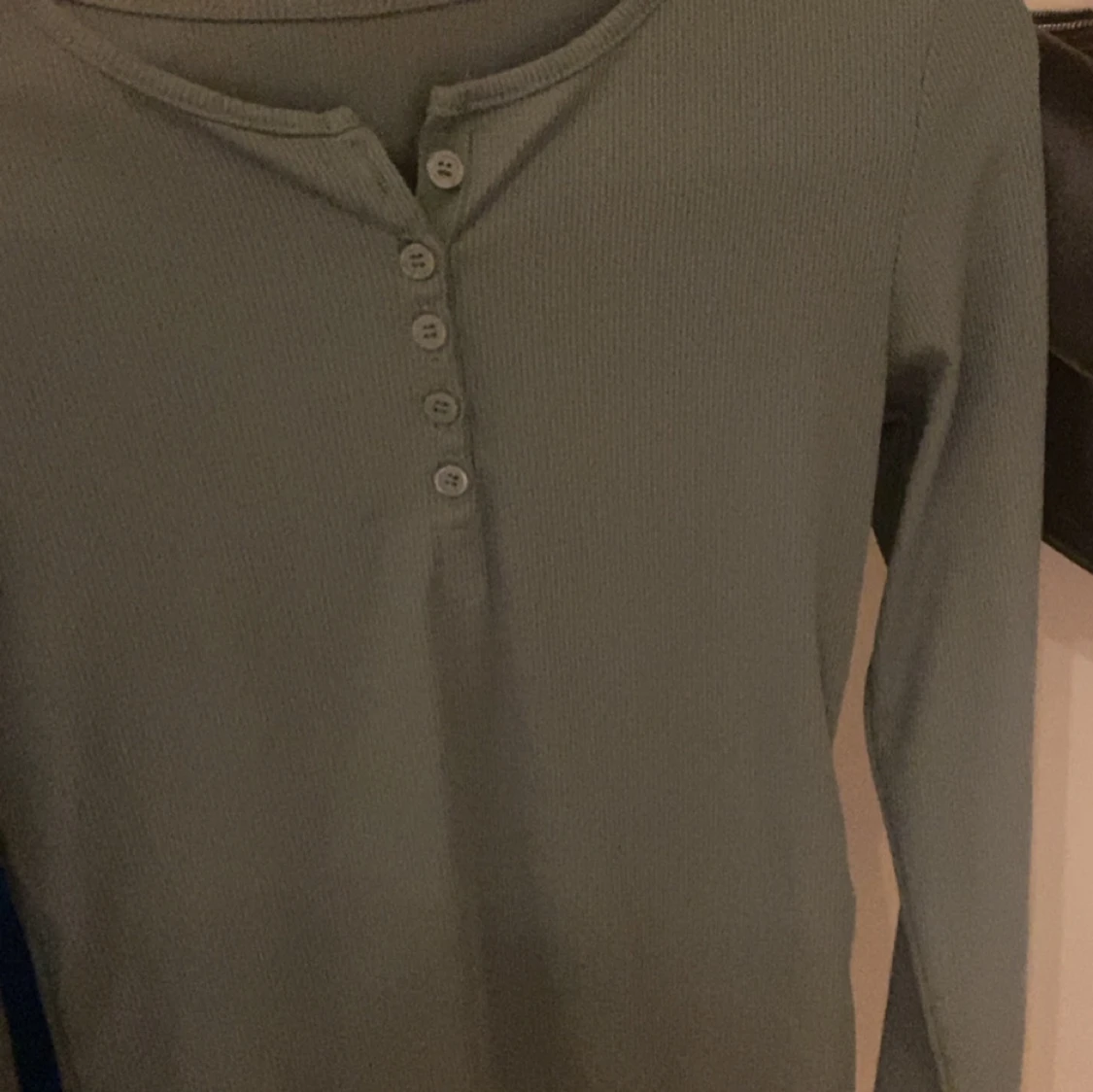 Grön ribbad långärmad topp - 1