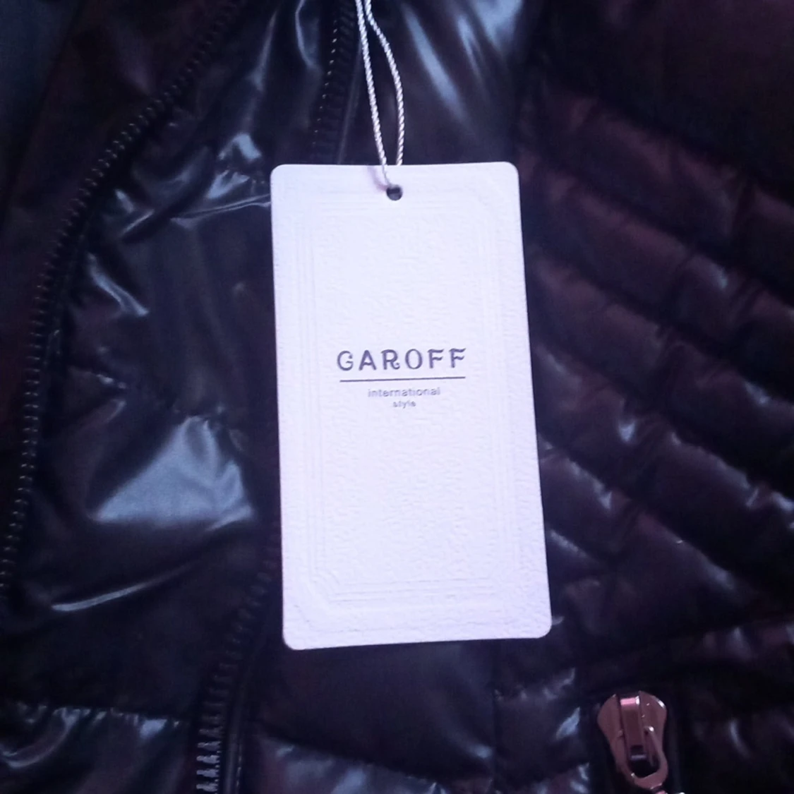 Svart pufferjacka med pälsdetaljer från Garoff. Pris kan diskuteras. - 1