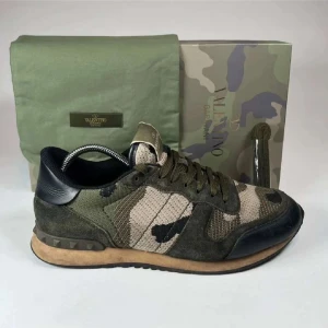 Valentino Rockrunner - Säljer nu ett par riktigt feta valentino rockrunners! Skicket är riktigt bra på dessa! Dessa är en väldigt eftertraktad 2024 modell så passa på att klicka hem dessa. Storleken är 42 men passar 43! Ingår box och dustbag!