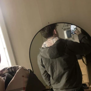 Grön vindjacka från burberry - Säljer en grön vindjacka från burberry. Har använt den sparsamt och är i 9/10 skick. Pris går att diskutera vid snabb affär