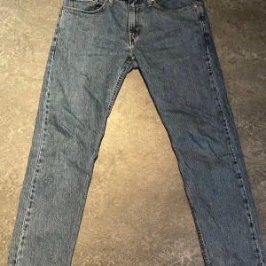 Levis 502 jeans - Säljer ett par klassiska Levis 502 jeans i blå denim. De har en straight passform och är midwaist. Perfekta för en avslappnad stil med fem fickor och knappgylf. Endast 299kr pris kan diskuteras vid snabb affär.  mvh luxury 