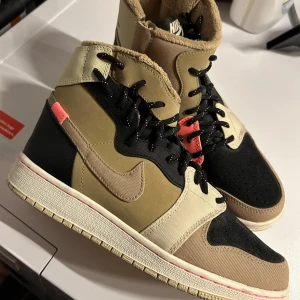 Nike Air Jordan 1 Retro Rebel XX Utility Pack - Storlek 36,5 - Säljer 2018 Air Jordan 1 Retro Rebel XX "Utility Pack" Gilla Ny! Provat dem en gång men tyvärr är de för små för mig!  Jag har inte lådan längre, köpte dem i USA 2019. Se länken för referens: https://www.goat.com/sneakers/wmns-air-jordan-1-retro-rebel-xx-utility-pack-bq6481-200