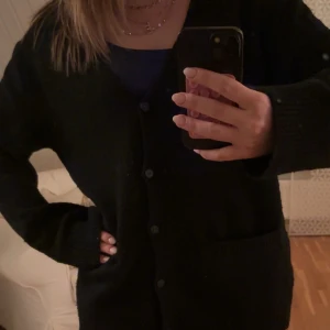 stickad kofta - super skön kofta med fickor från bikbok. storlek s och är rätt så overzised. skriv för fler bilder💓