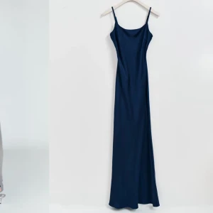 Balklänning - En mörkblå satin långklänning. Perfekt att ha som balklänning eller till finare middag. Helt oanvänd med prislapp kvar, kan skicka fler bilder om det önskas☺️nypris 499,95