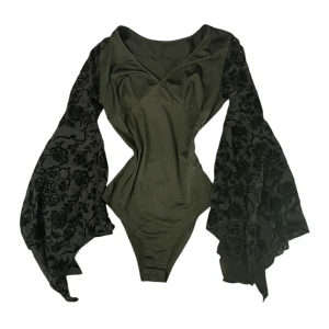 Body 2-pack - 2 stycket bodies som säljs tillsammans. Lite goth vibes med utsvängda ärmar. Den andra bodyn på bild nummer 2 är spets över hela bodyn, så den är lite genomskinlig och rekommenderar att ha linne under den. Body 1 är storlek XS och body 2 är S.