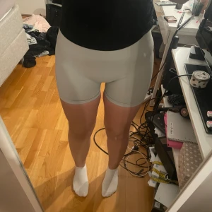 Grå ribbade shorts - Säljer ett par ribbade shorts med hög midja. De är tighta och perfekta för träning eller en avslappnad dag. Materialet är mjukt och stretchigt för extra komfort.