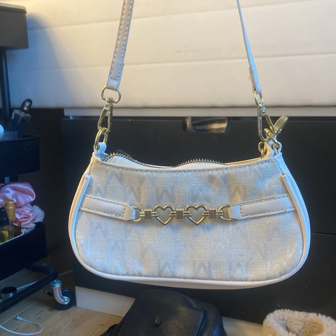 Vit axelväska med hjärtformade detaljer