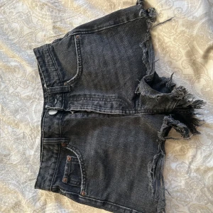 Svarta jeansshorts från Zara - Säljer ett par svarta jeansshorts från Zara med fransar!💘