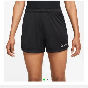  Nike dri fit shorts  - Snygga svarta träningsshorts från Nike med elastisk midja och vit Nike-logga på benet. Perfekta för träning eller avslappnade dagar. De har en bekväm passform och är gjorda i ett lätt syntetmaterial. Dem två först är hur shortsen ser ut på. Dock dem shortsen som jag har här två vit linjer på sin design men resten samma!