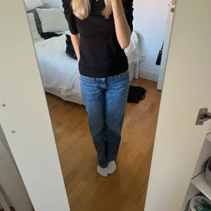 Blå Low Waist WEEKDAY Jeans - Modell: Arrow Low Straight Jeabs. Mycket använda och är därför slitna längst ner i benen. Originalpris: 590kr