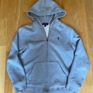 Polo Ralph Lauren Zip Hoodie - Säljer denna feta ralph lauren zippen pga för liten💪perfekt hoodie nu inför våren☀️ skicket är utmärkt, finns inga defekter eller fläckar🤩 Skriv om ni har några frågor✅
