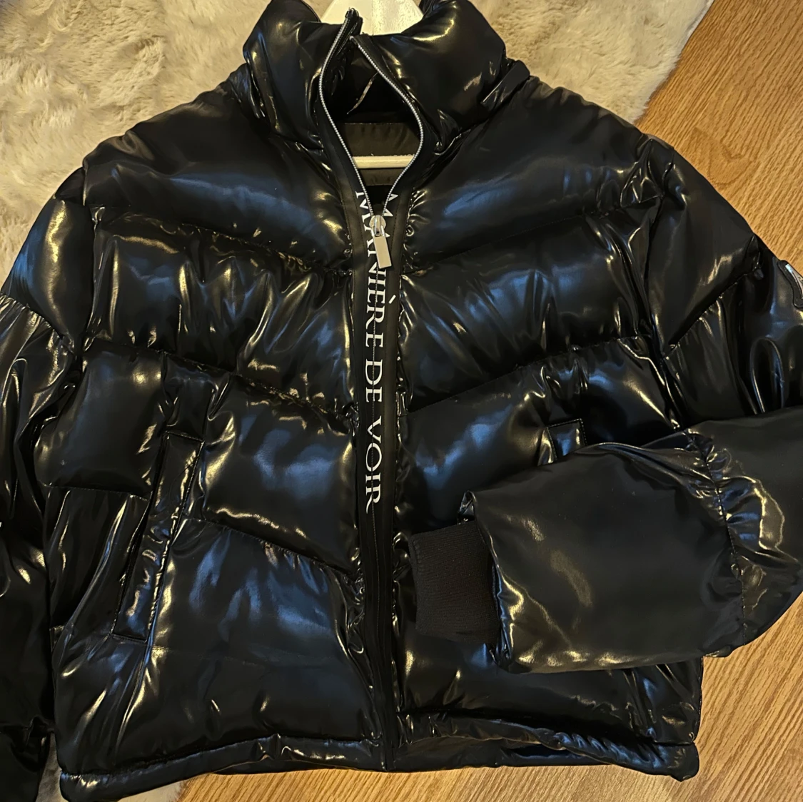 Svart pufferjacka från Manière De Voir