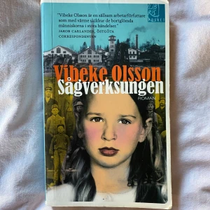 Sågverksungen - Romanen 'Sågverksungen' av Vibeke Olsson utspelar sig i Svartvik under sent 1800-tal. Boken skildrar livet kring sågverket och följer karaktären Bricken Eriksson. En berättelse om arbete, familj och samhällsförändringar.