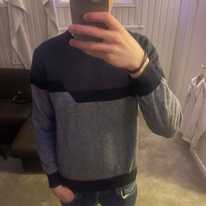 Stickad sweatshirt från Antony Morato - Stilren och skön sweatshirt köpt direkt ifrån Italien, perfekt för kyligare dagar. Endast använd en gång då den krympte vid första tvätten. Storlek L men sitter mer som en M. Skriv om ni har någon fråga!
