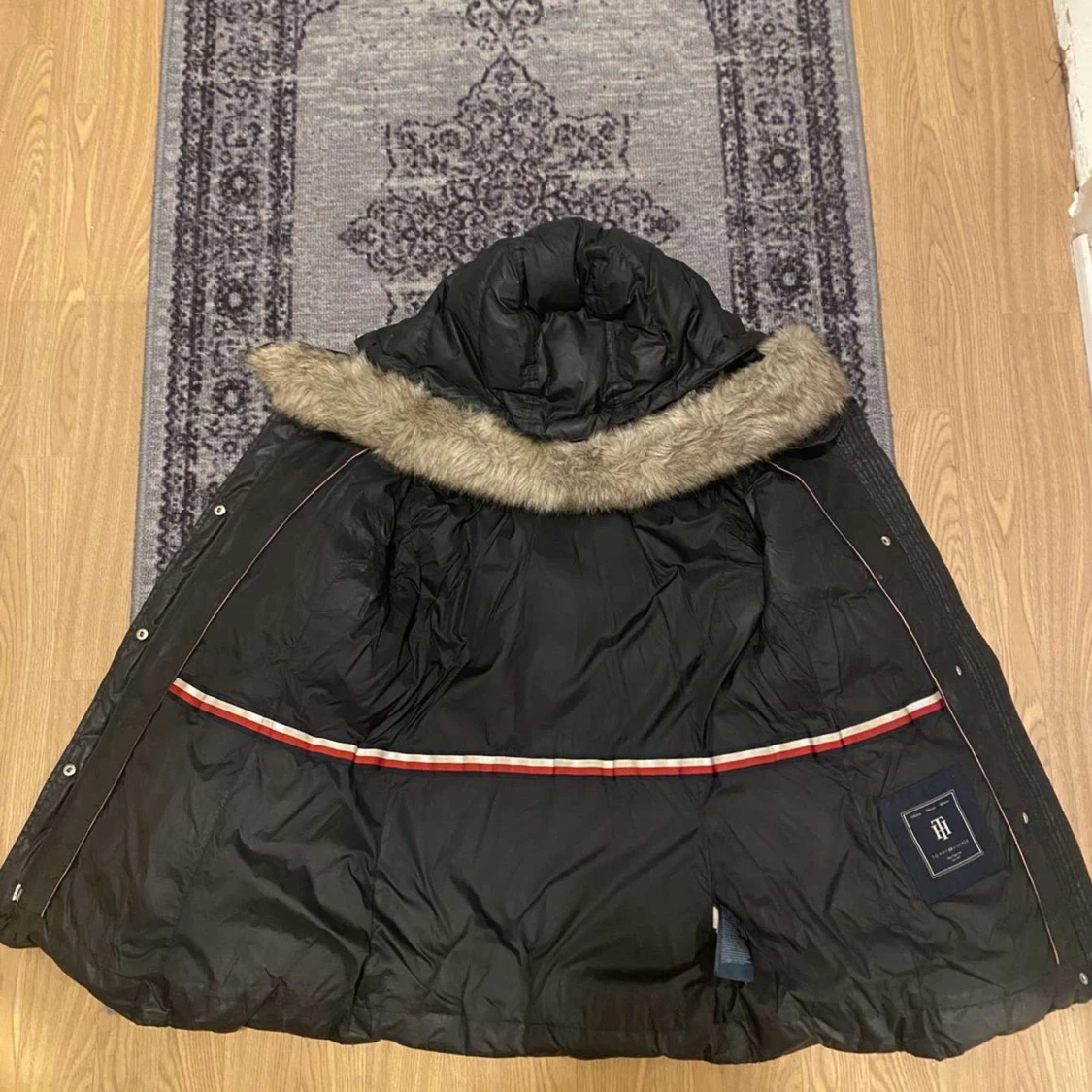 Svart dunjacka med pälsdetaljer - 1