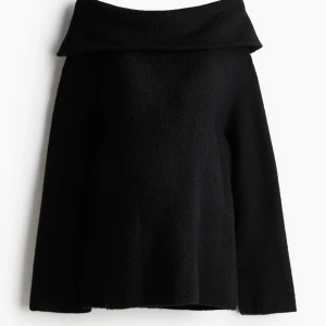 Svart offshoulder tröja från h&m - Snygg svart offshoulder tröja från h&m i storlek Xs men sitter som en M eller S ungefär, använd ca 2 gånger men som ny, köpt för 299 men säljer för 150 