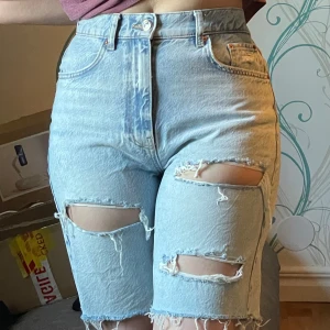 Ripped jeans shorts - highwaisted / Högmidjade jeansshorts - Högmidjade jeansshorts som jag nu säljer då de sitter för tight, när de passade var de favoritshortsen. Shortsen är cirka 51cm från top till botten, innerbenslängd cirka 22cm 