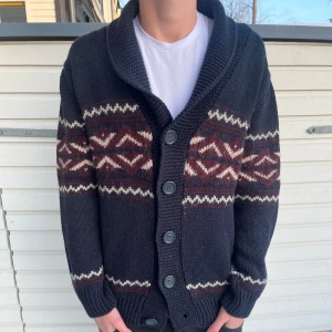 Stickad cardigan  - Tja! Säljer nu denna sjukt feta cardigan. Skick 8.5/10 riktigt bra. Nypris ligger runt 799kr men säljs nu för endast 399kr. Hör gärna av er vid minsta lilla fundering.